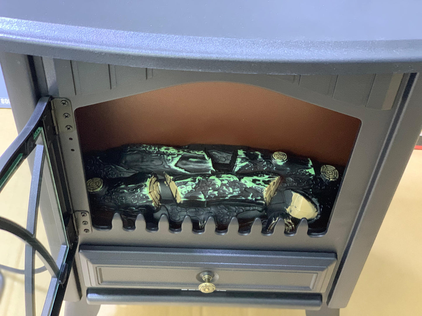 Geepas brand 3D electric artificial flame heater 1800 watt Model: 28584